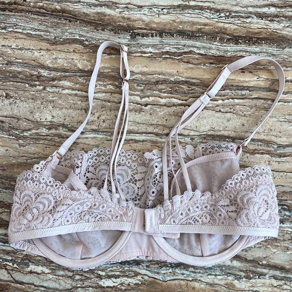 3/$15. Gorgeous little lace bra-let made by hop Lun in size 32C - Picture 2 of 8